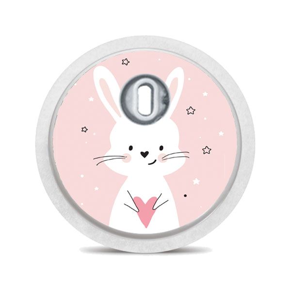 Runder Aufkleber mit Hasen-Illustration und Herz. Weißer Rand, graues Element in der Mitte. Rosa Hintergrund.