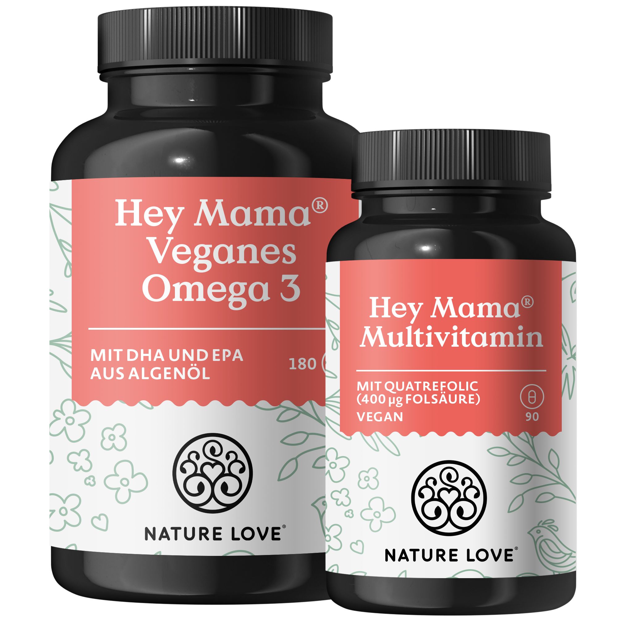 Zwei Flaschen NATURE LOVE® Hey Mama®-Produkte. Eine mit Omega 3, die andere mit Multivitamin. Schwarze Flaschen mit roten Etiketten.