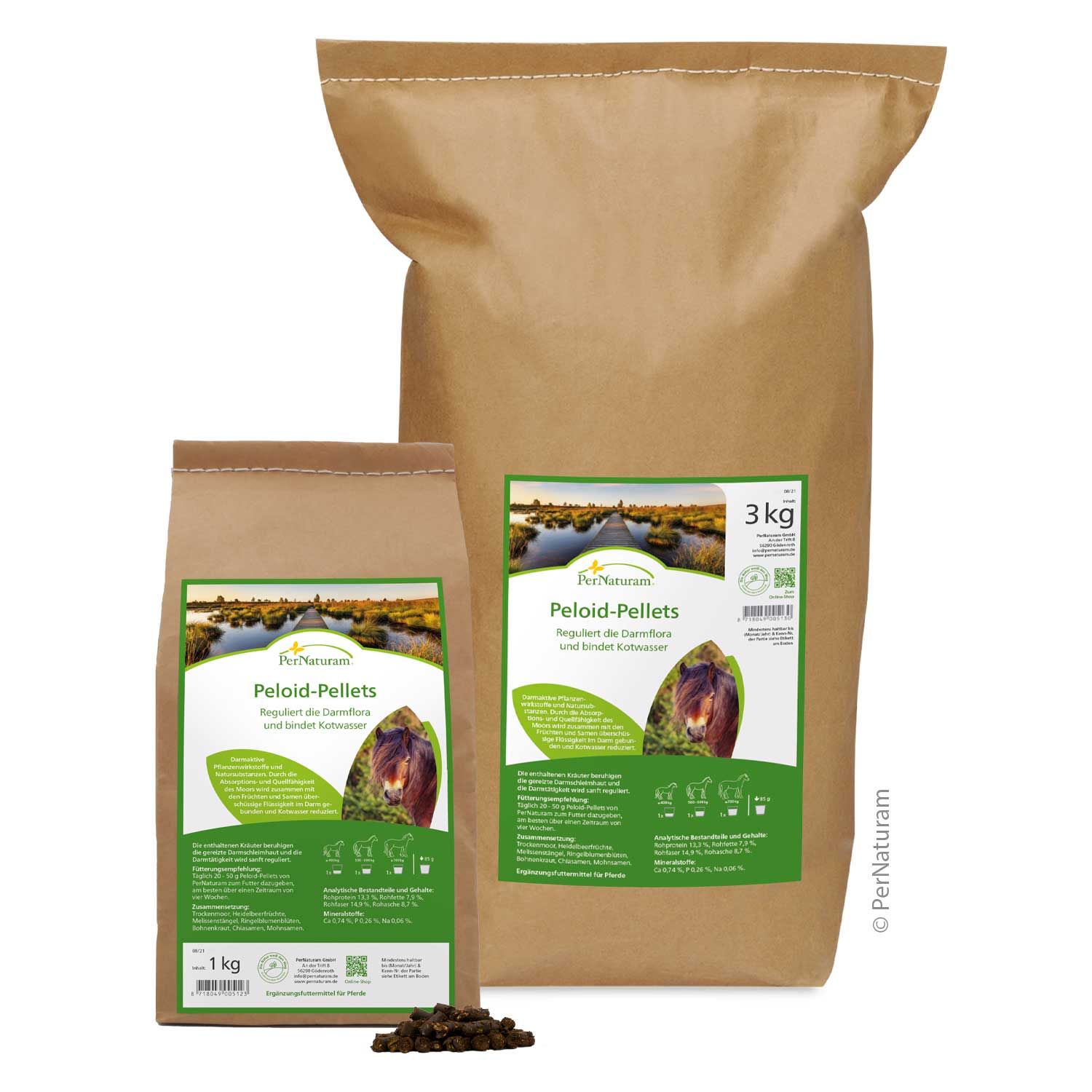 Zwei braune Papiertüten mit grünen Etiketten. Aufschrift: Peloid-Pellets. Einige Pellets liegen davor. 1 kg und 3 kg.