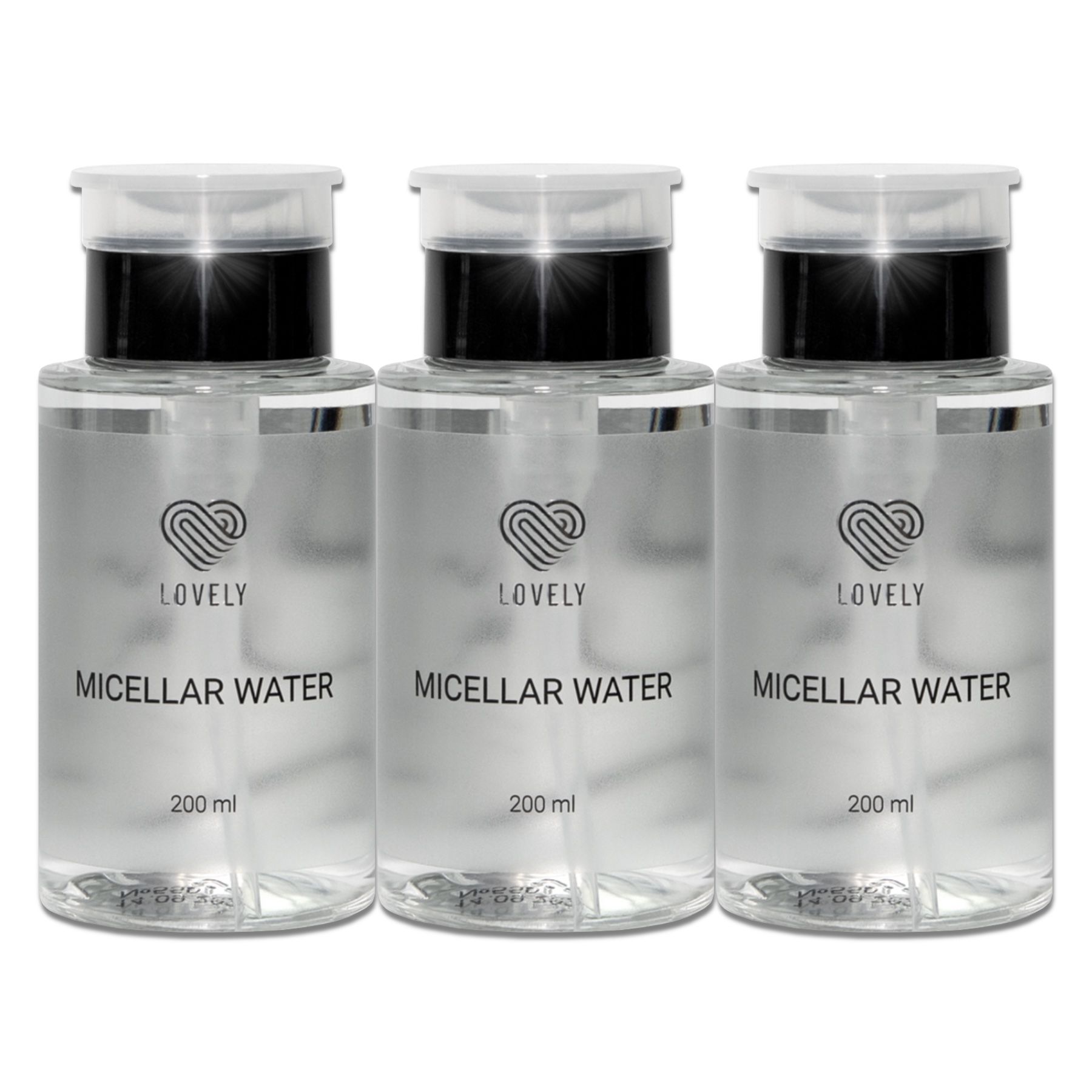 Drei transparente Flaschen mit schwarzem Deckel und weißem Aufsatz. Auf jeder Flasche steht "LOVELY MICELAR WATER".