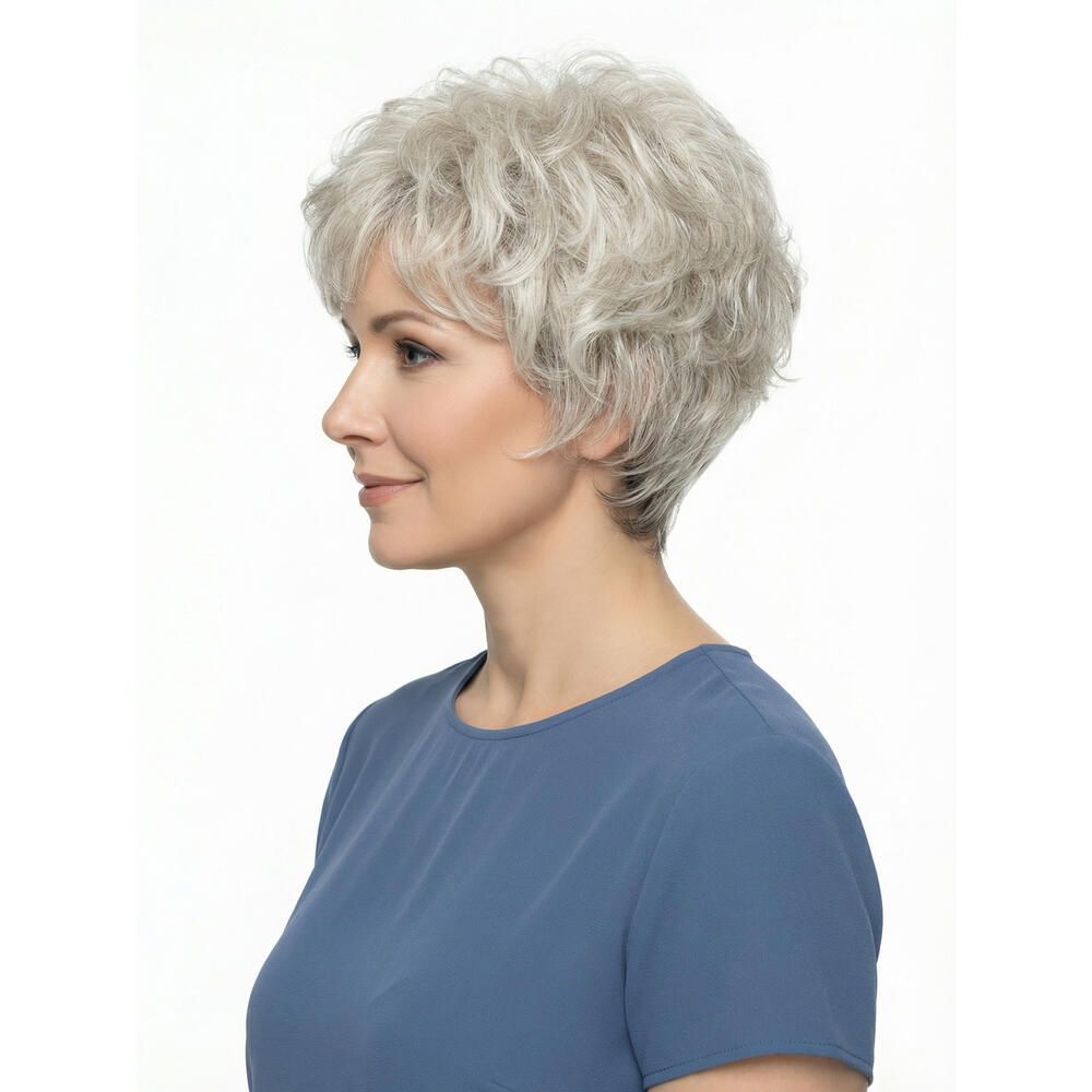 Kurzhaarperücke mit lockigem, grauem Haar. Seitenansicht einer Frau mit blauem Oberteil.