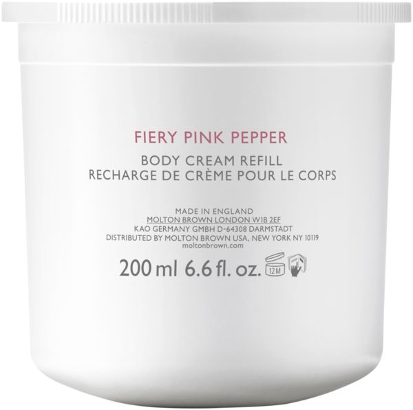 Weißer Behälter mit Fiery Pink Pepper Body Cream Refill. Text: 200 ml, 6.6 fl. oz. Marke: Molton Brown.