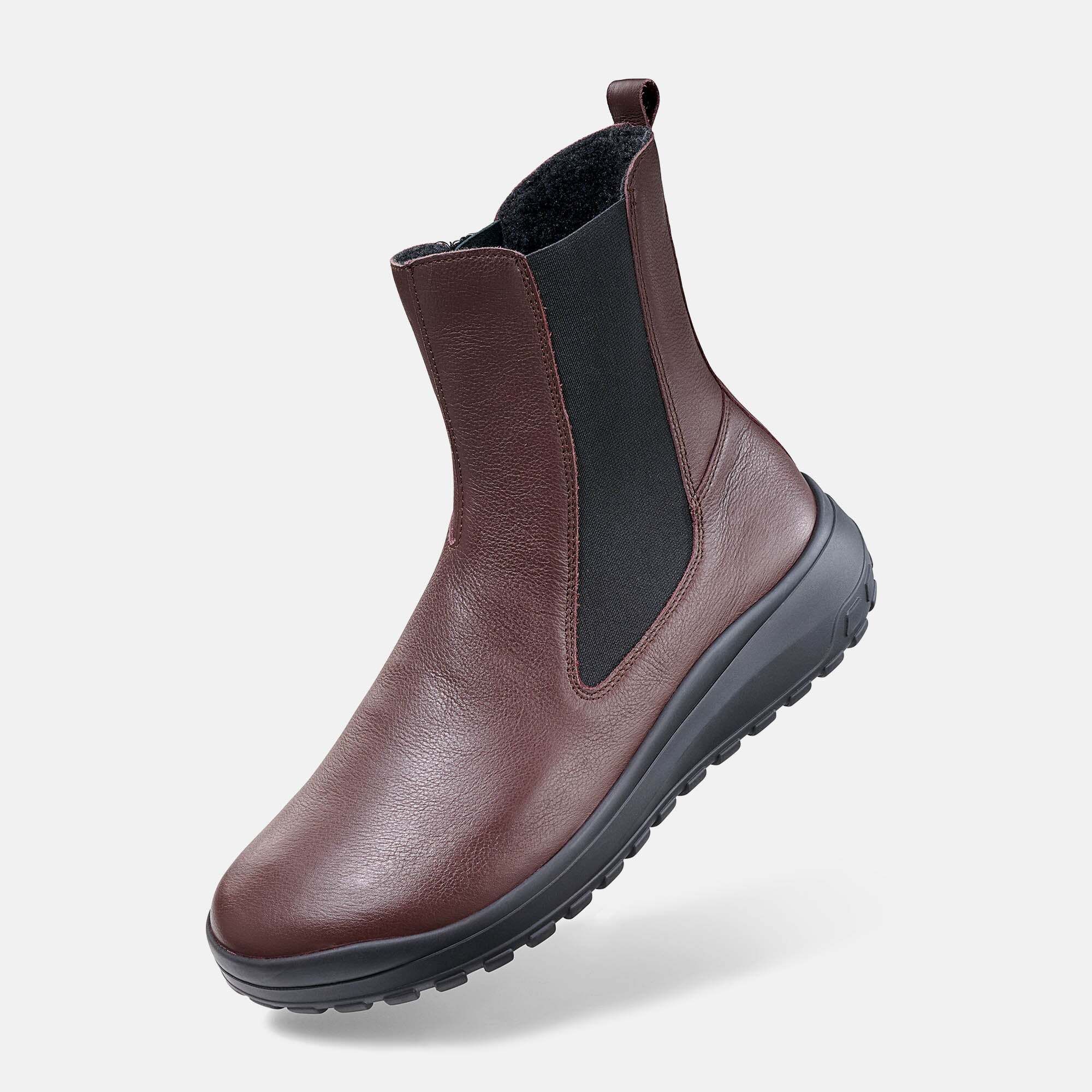 Dunkelbraune Leder-Stiefelette mit schwarzer Gummisohle, seitlichem Elastikeinsatz und Zugschlaufe.