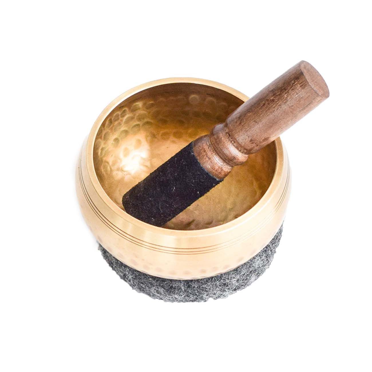 Messing-Klangschale mit Holzschlägel und Filzring. Goldfarben, Hammerschlag-Optik. Schlägel liegt in der Schale.