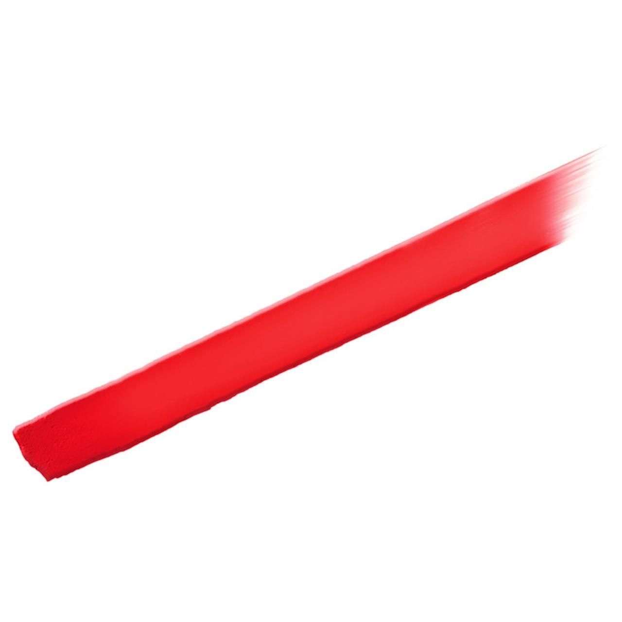 Roter Lippenstift-Abstrich auf weißem Hintergrund. Schräge Linie. Helle, leuchtende Farbe.