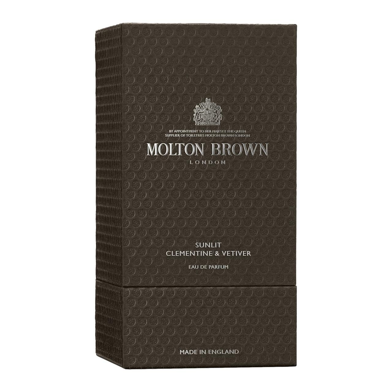 Braune Verpackung mit geprägtem Muster. Beschriftung: Molton Brown, Sunlit Clementine & Vetiver, Eau de Parfum. Hergestellt in England.
