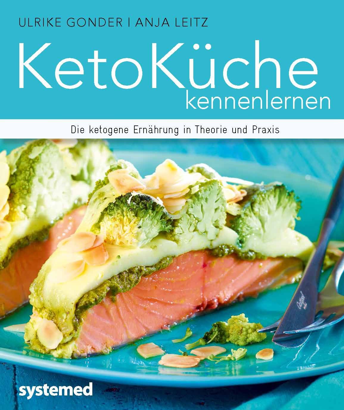 Buchcover mit Titel "KetoKüche kennenlernen". Autoren: Ulrike Gonder, Anja Leitz. Abgebildet: Gericht mit Lachs, Brokkoli und Mandeln auf blauem Teller.