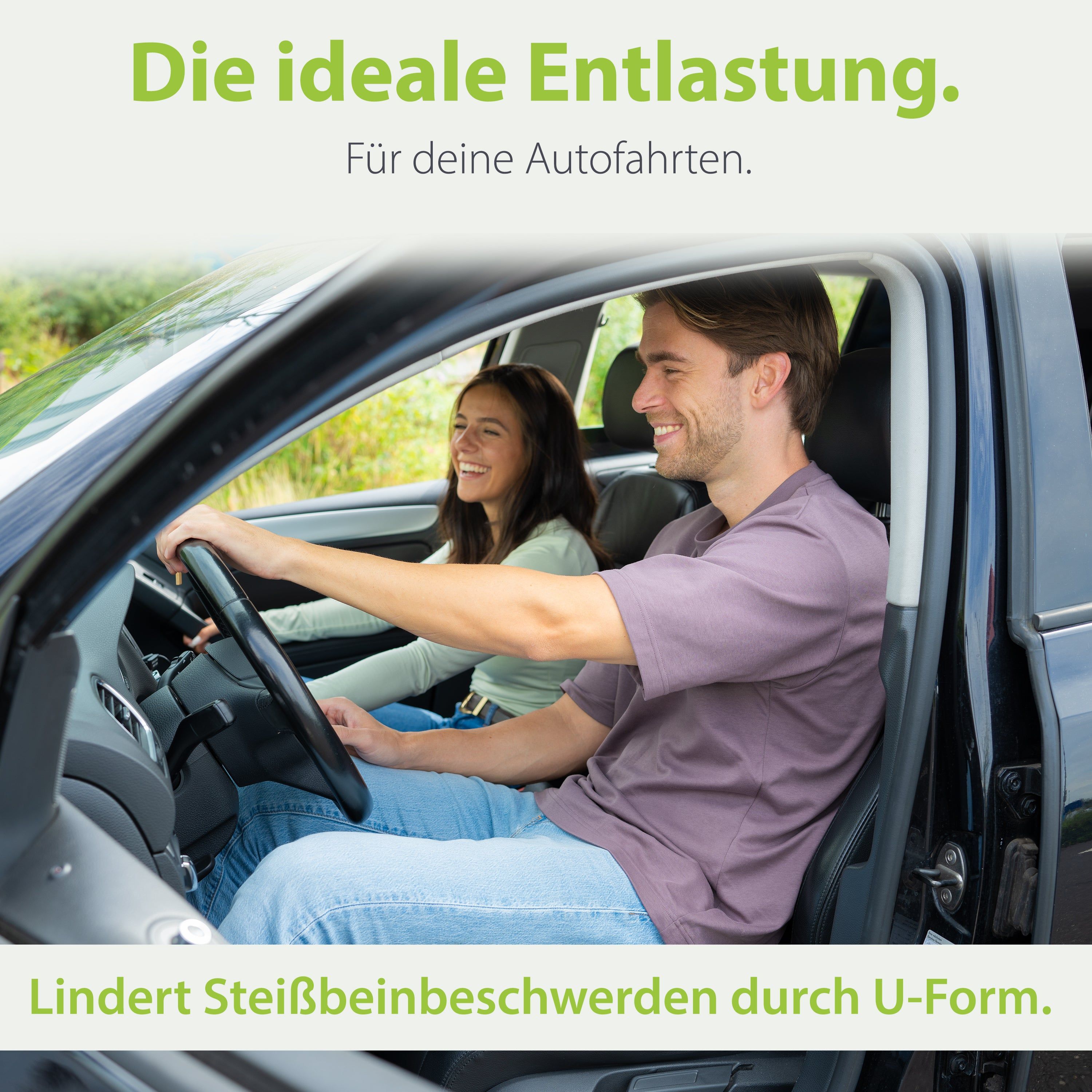 Paar im Auto. Text: Die ideale Entlastung. Für deine Autofahrten. Lindert Steißbeinbeschwerden durch U-Form.