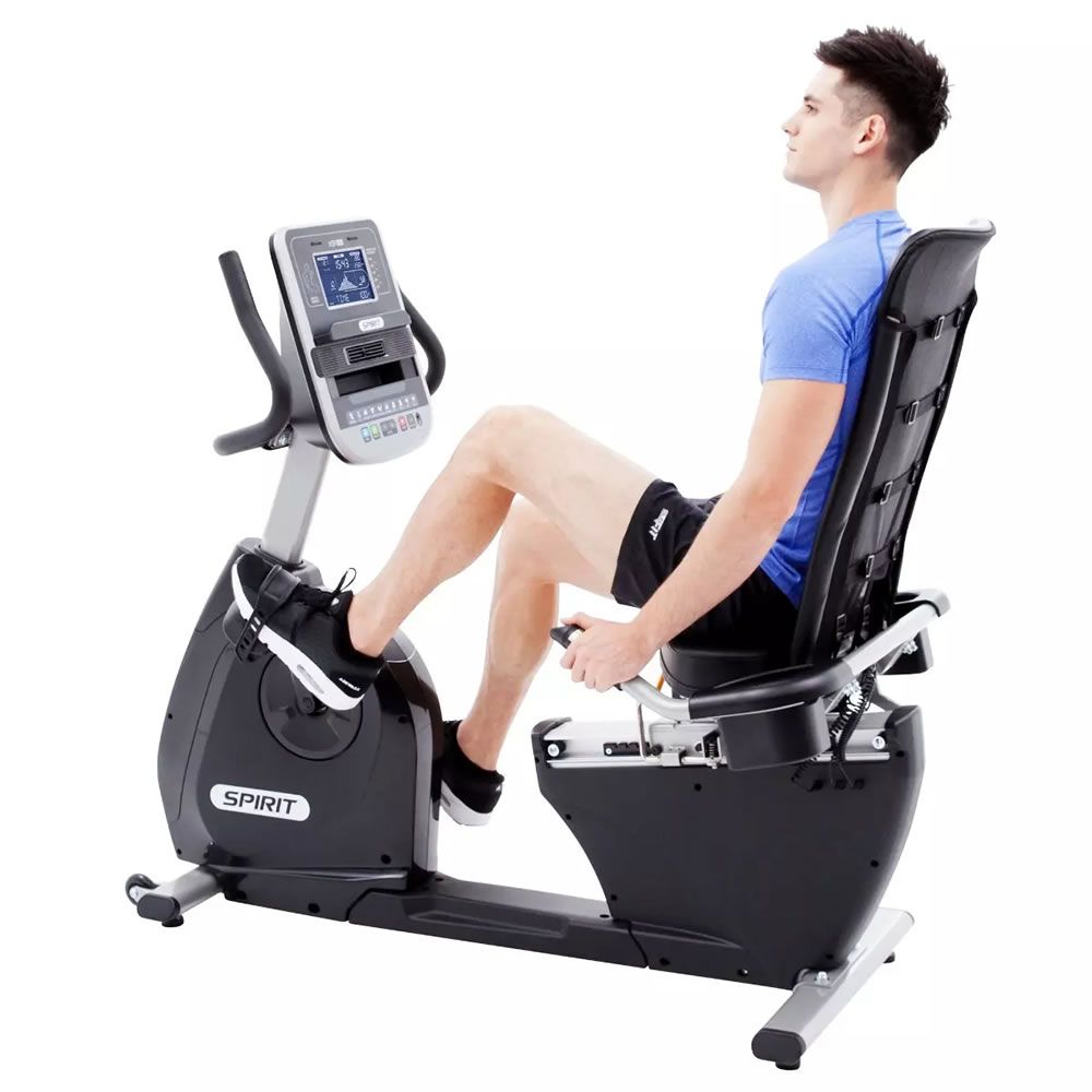 Mann sitzt auf einem Ergometer. Er trägt Sportkleidung. Das Gerät hat ein digitales Display und die Marke Spirit.