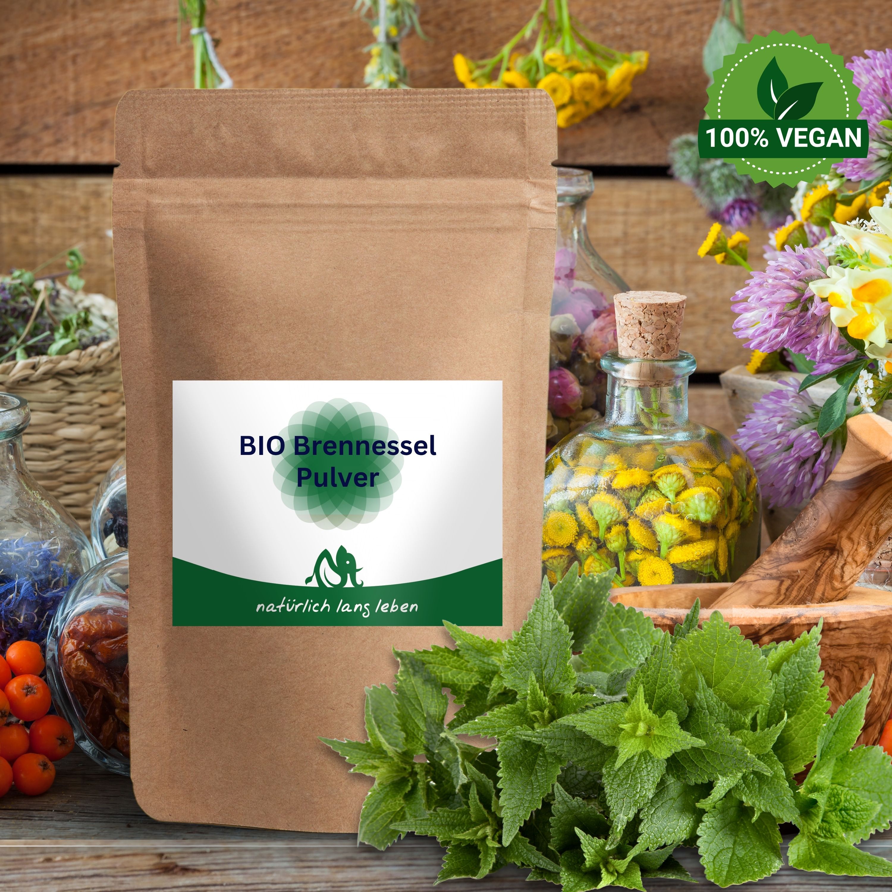 Braune Tüte mit Etikett. Aufschrift: BIO Brennessel Pulver. Logo und Schriftzug: natürlich lang leben. 100% Vegan.