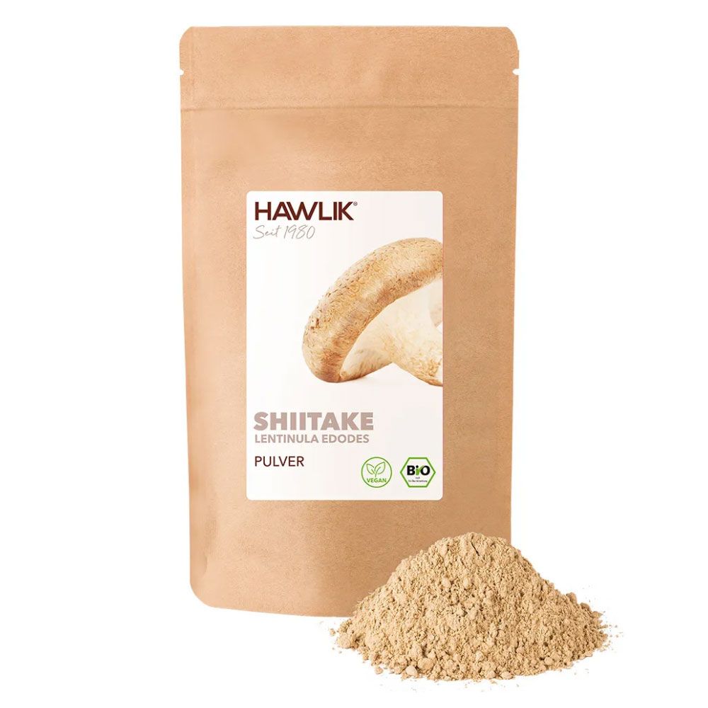 Beutel mit Shiitake-Pulver. Aufdruck mit Produktname, Pilzabbildung und Bio-Siegel. Daneben ein Haufen Pulver.