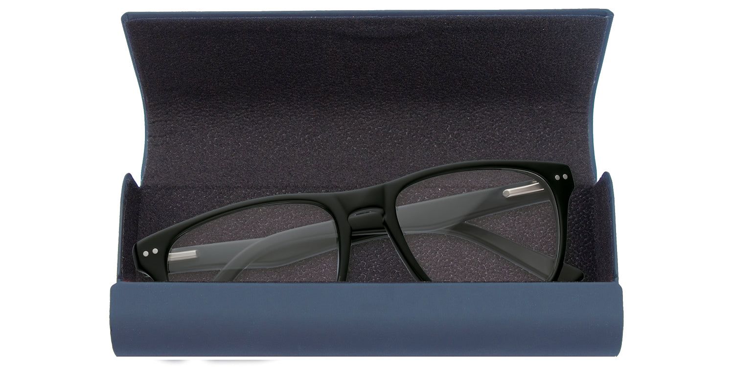 Offenes, blaues Hartschalenetui. Schwarze Brille innen. Dunkelblauer Innenraum.