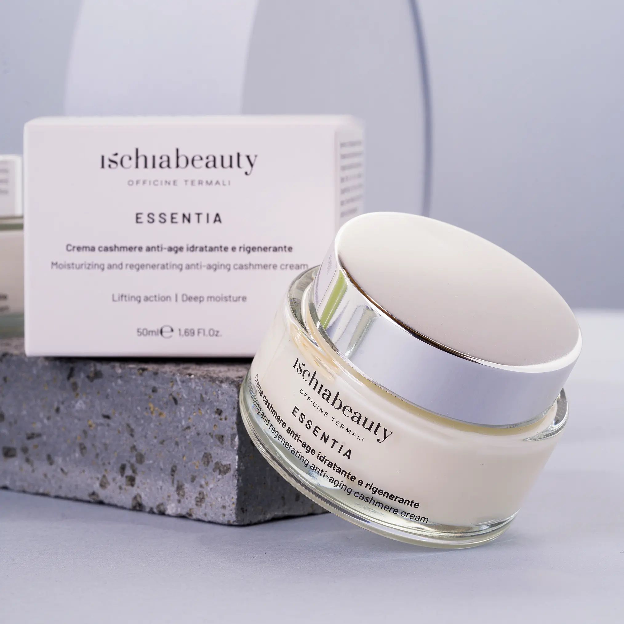 Creme-Dose und Schachtel. Dose mit silbernem Deckel, Text: ischiabeauty, ESSENTIA. Schachtel mit Text: ischiabeauty, ESSENTIA.