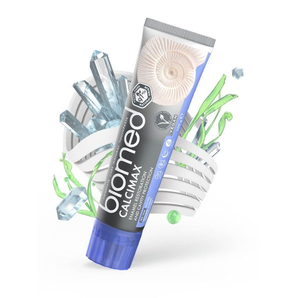 Zahnpasta-Tube biomed Calcimax. Weiße, blaue und grüne Elemente. Vegan-Siegel. Text: Zahnschmelz-Wiederherstellung und Kariesschutz.