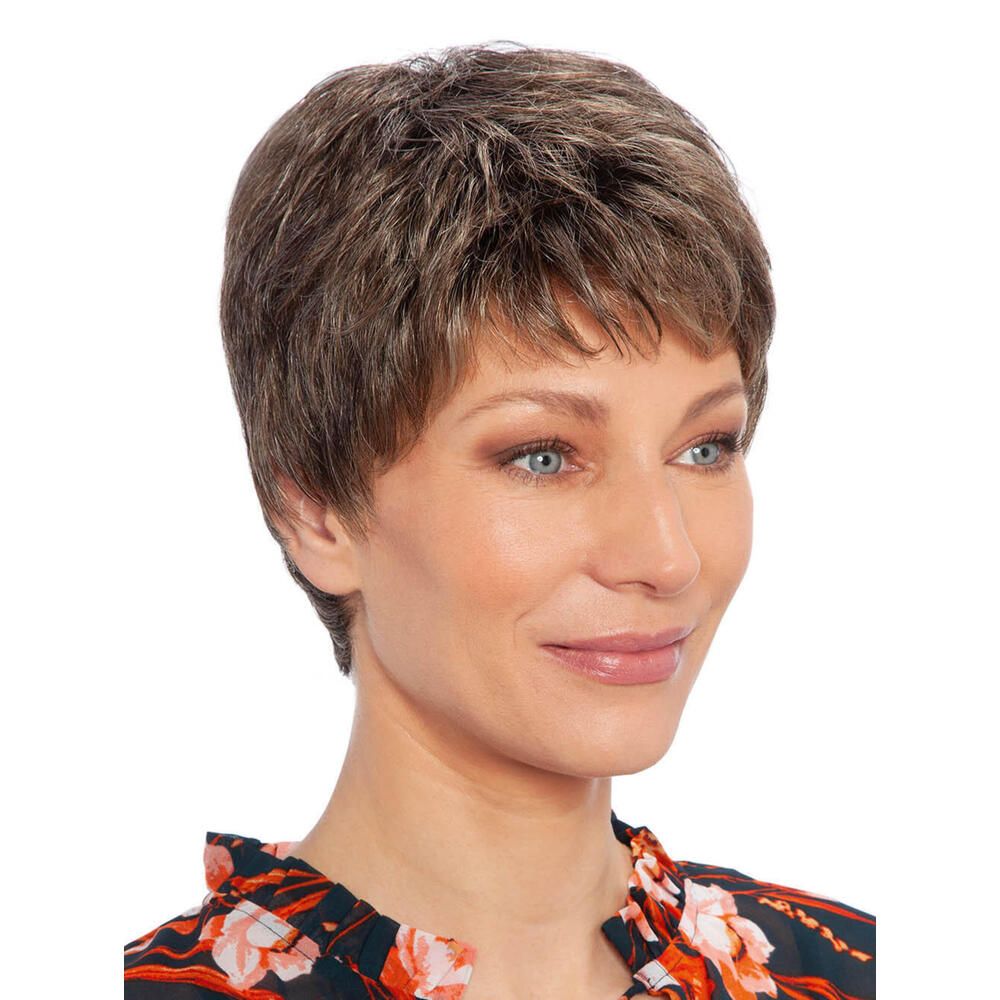 Kurzhaarperücke in Braun-Grau. Frontansicht einer Frau mit Perücke. Sie trägt ein Oberteil mit Blumenmuster.