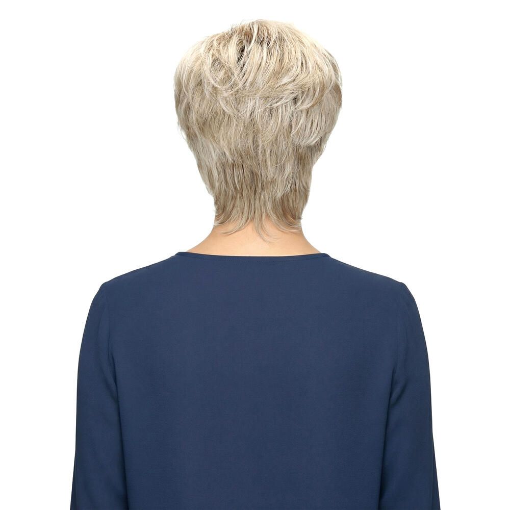 Kurzhaarperücke, blond, Rückansicht. Die Perücke hat einen kurzen Schnitt und eine natürliche Haarfarbe.