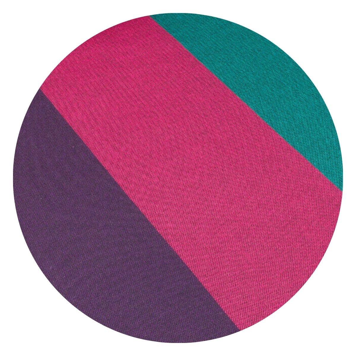 Kreisförmiger Ausschnitt mit farbigen Stoffstreifen. Lila, pink und grün.
