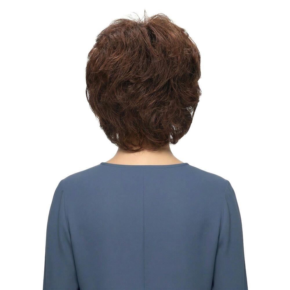 Rückansicht einer braunen Kurzhaarperücke. Die Haare sind gestuft und fallen locker. Die Perücke bedeckt den gesamten Kopf.