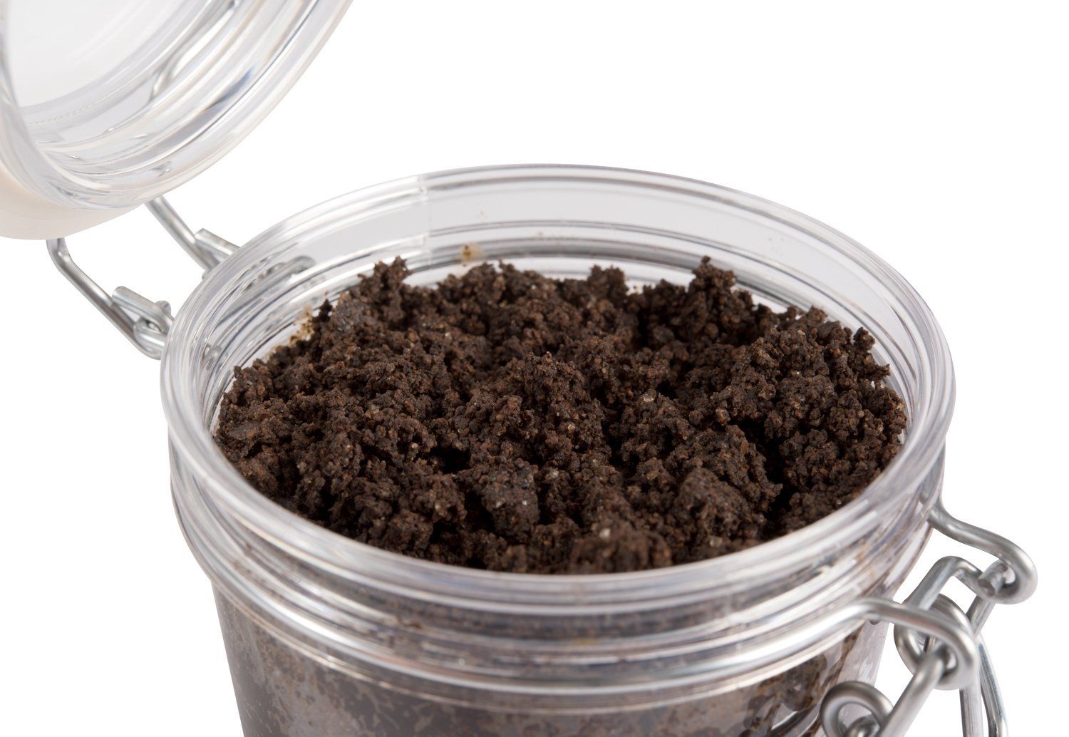 Offenes Glas mit Körperpeeling. Inhalt: braunes Peeling. Kaffeekuss Body Scrub.