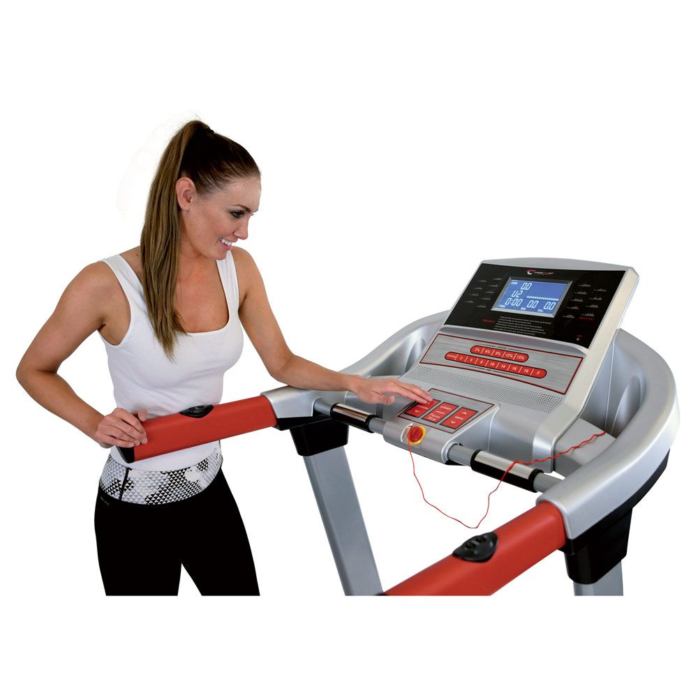 Frau bedient Laufband CHRISTOPEIT SPORT TM 4. Grau-rot. Konsole mit Display, Handläufe. Schwarze Lauffläche. Steuerung.
