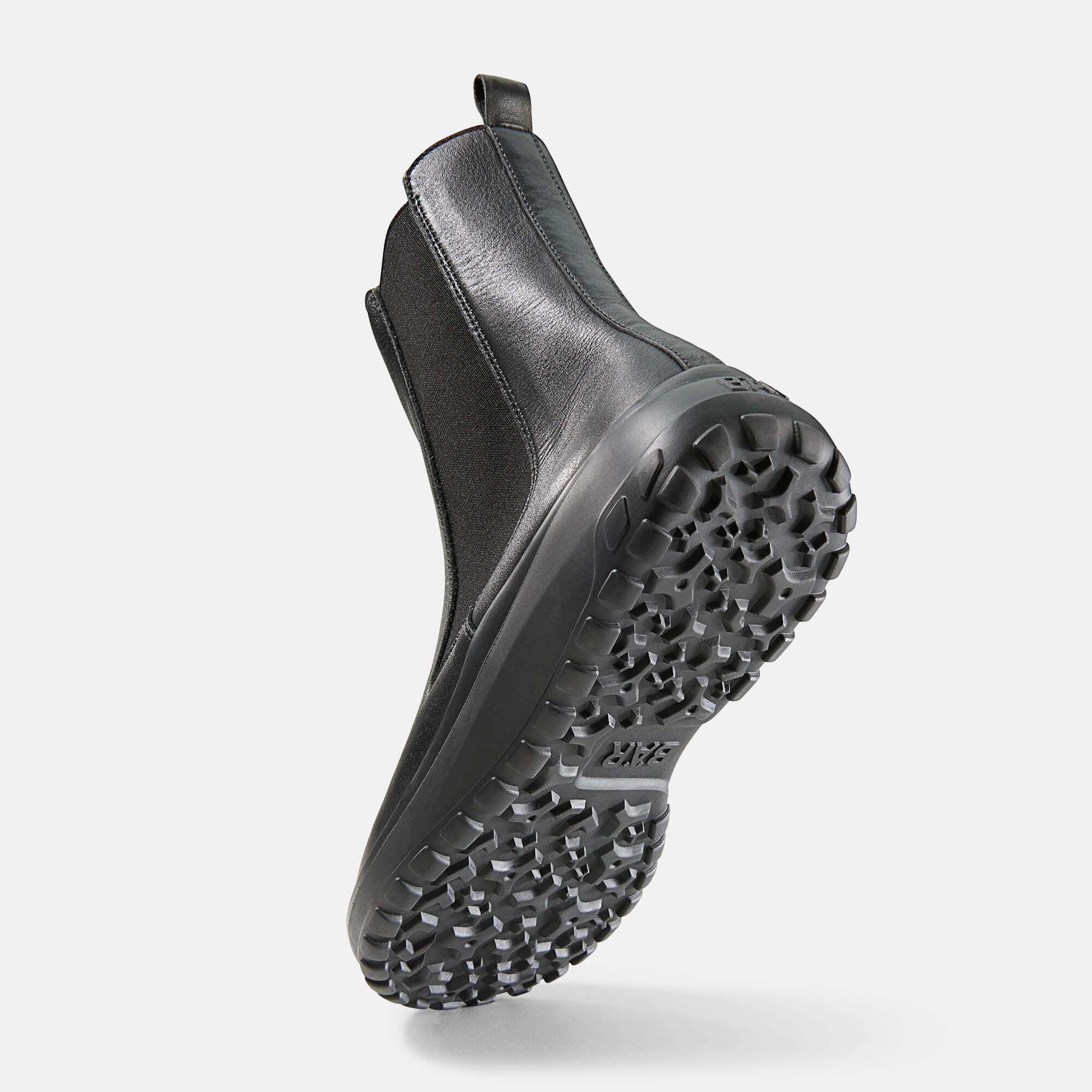 Schwarze Stiefelette mit breiter Passform. Profilsohle mit BÄR-Logo. Innenfutter aus grauem Stoff.