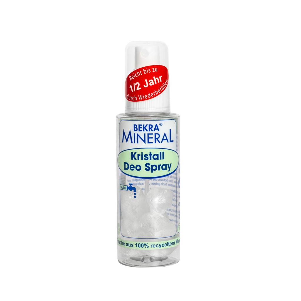 Transparente Sprühflasche mit weißem Deckel. Aufschrift: BEKRA MINERAL Kristall Deo Spray. Roter Aufkleber: 1/2 Jahr.