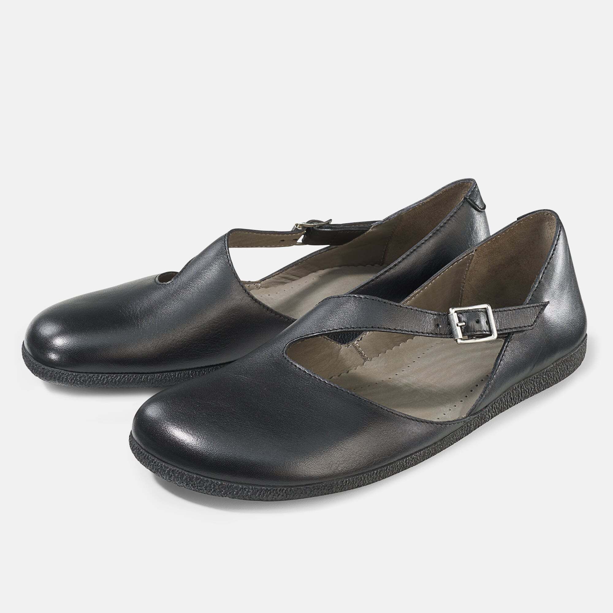 Schwarze Ballerinas mit Riemen und Schnalle. Flache Sohle, Lederoptik. Zwei Schuhe nebeneinander, leicht schräg.