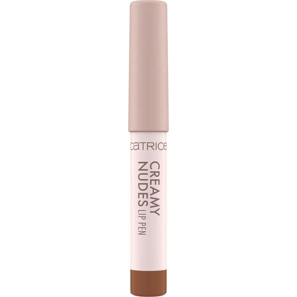 Catrice Creamy Nudes Lippenkonturenstift. Weißer Stift mit brauner Spitze und Kappe. Produktname und Marke deutlich sichtbar.