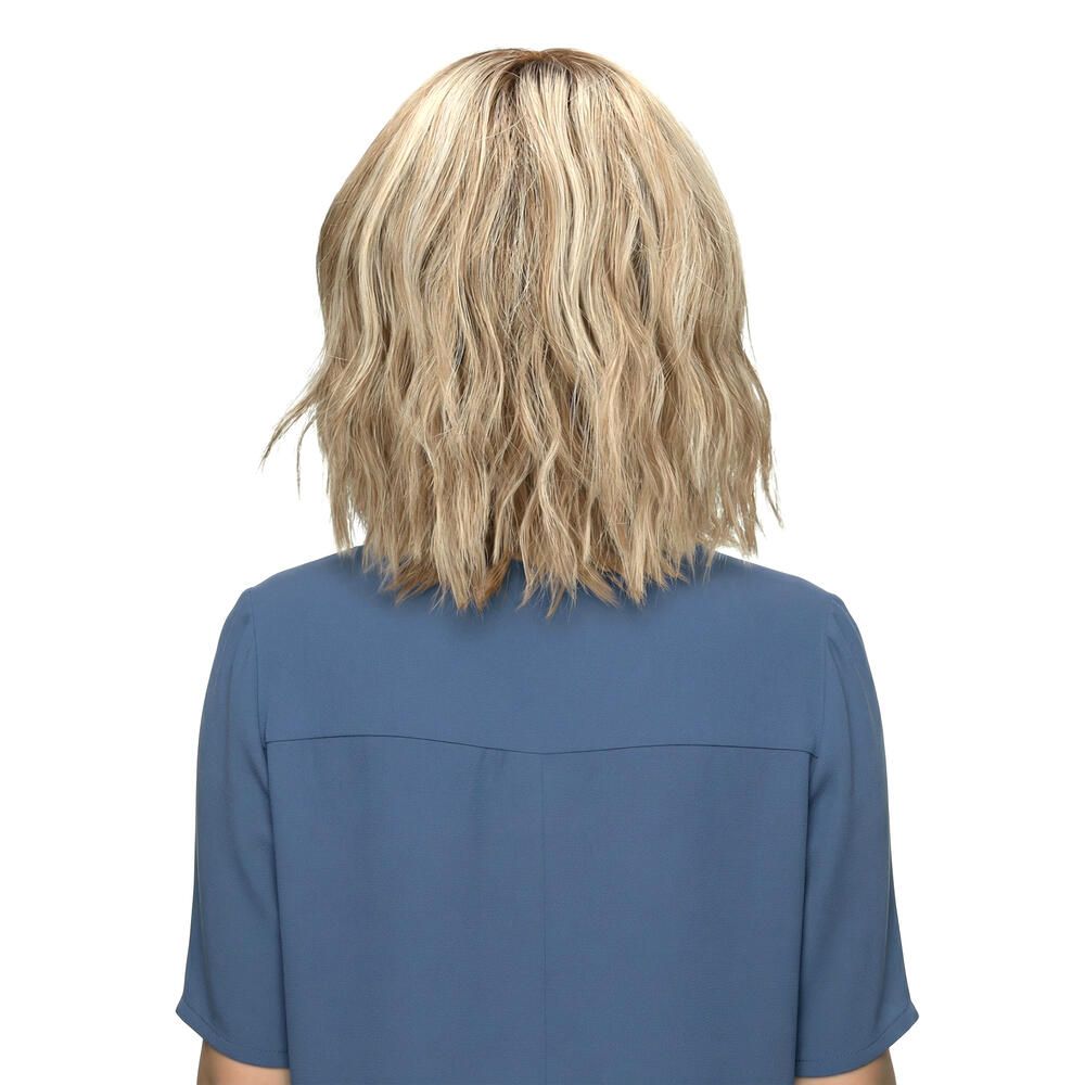 Rückansicht einer blond gefärbten Perücke mit gewelltem Haar.
