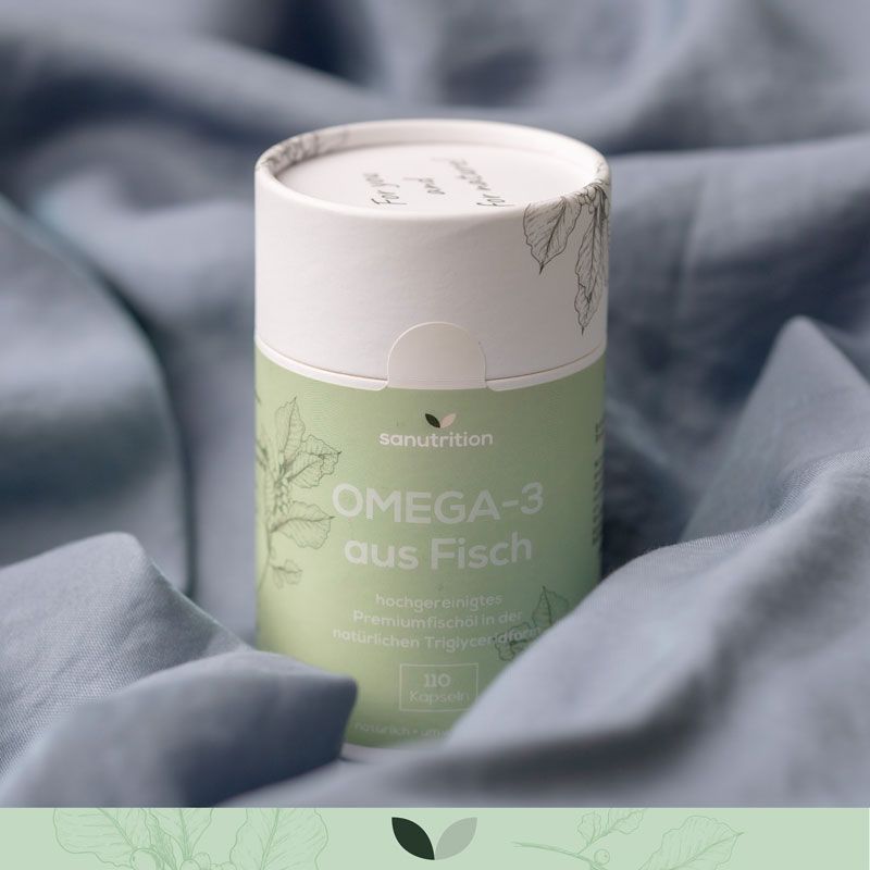 Zylindrische Dose mit Sanutrition Omega-3 aus Fisch. Grün-weiß, mit Blättern bedruckt. Aufschrift: Omega-3 aus Fisch.