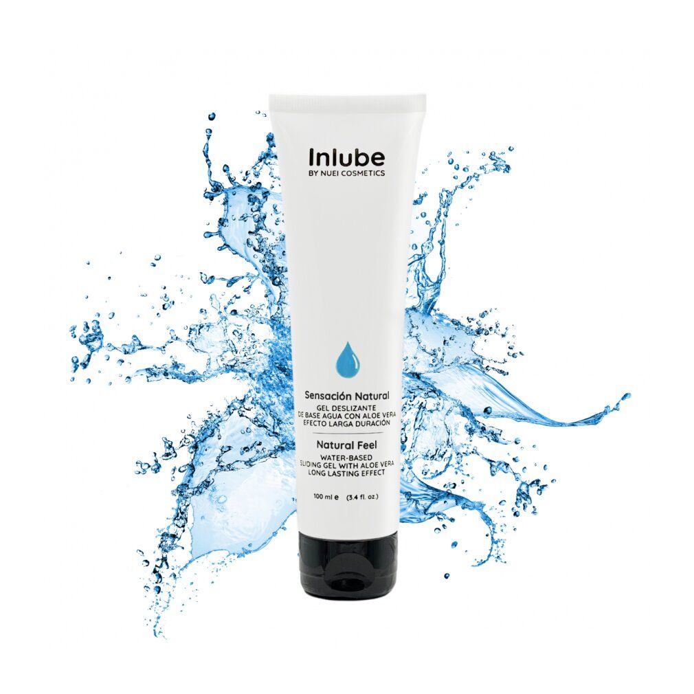 Weiße Tube mit schwarzem Deckel. Aufschrift: Inlube, Sensación Natural, Natural Feel. Tropfensymbol. Wasser-Effekt im Hintergrund.