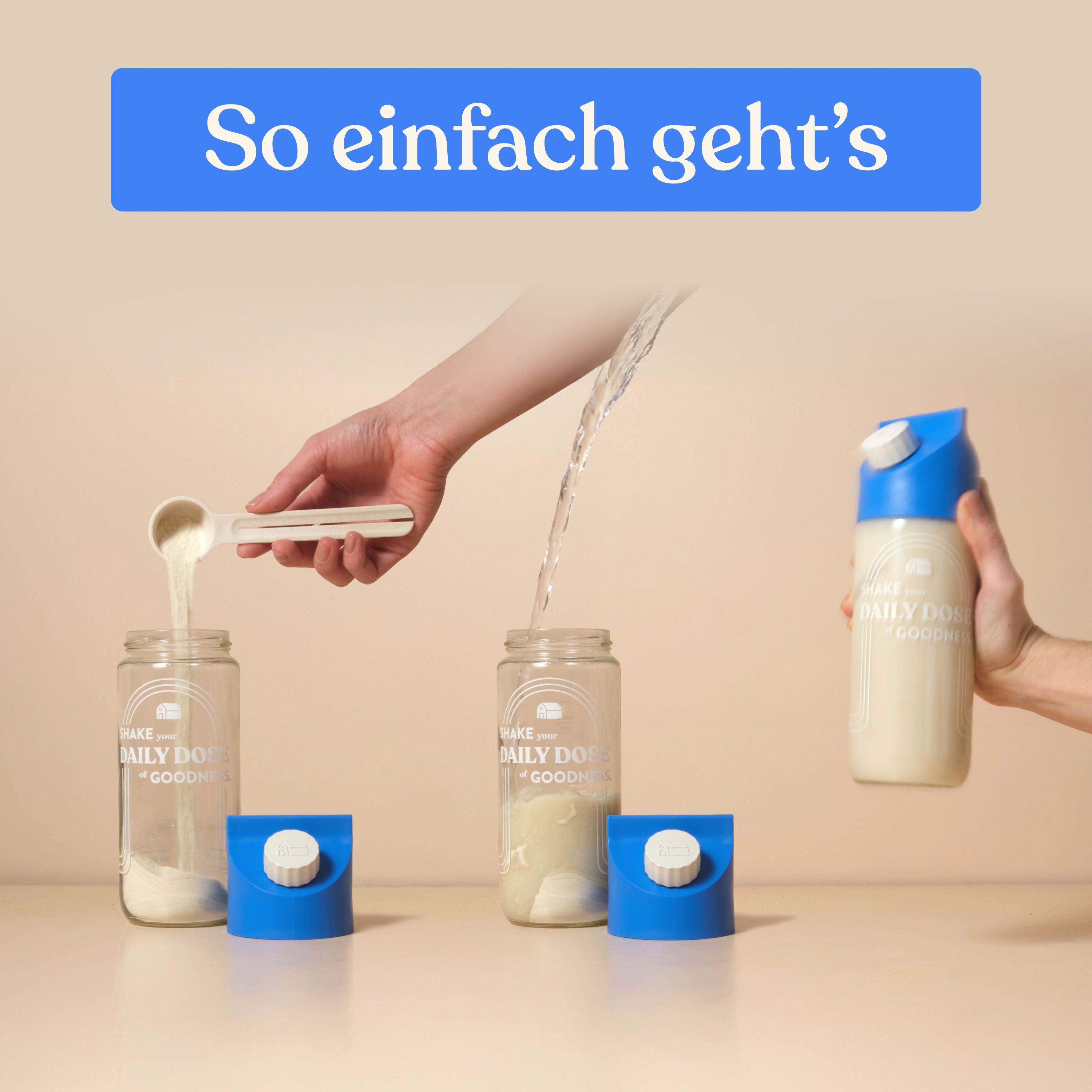 Hände gießen Pulver in Gläser. Blaue Deckel. Aufschrift: Daily Dose. Wasser wird hinzugefügt. Fertiges Getränk in einem Behälter.