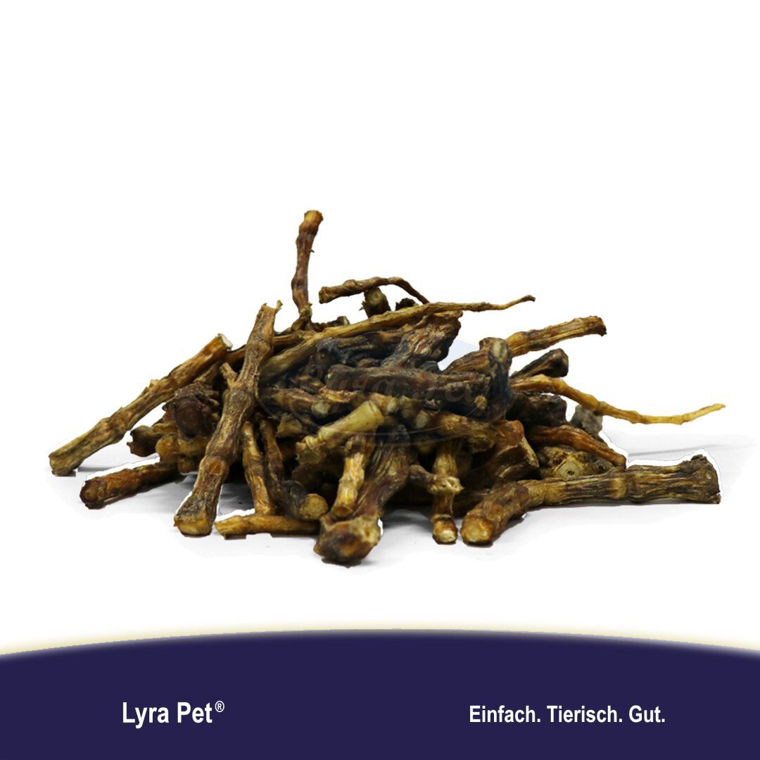 Haufen getrockneter Lammschwänze. Lyra Pet® Logo und Text: Einfach. Tierisch. Gut. Produkt auf weißem Hintergrund.