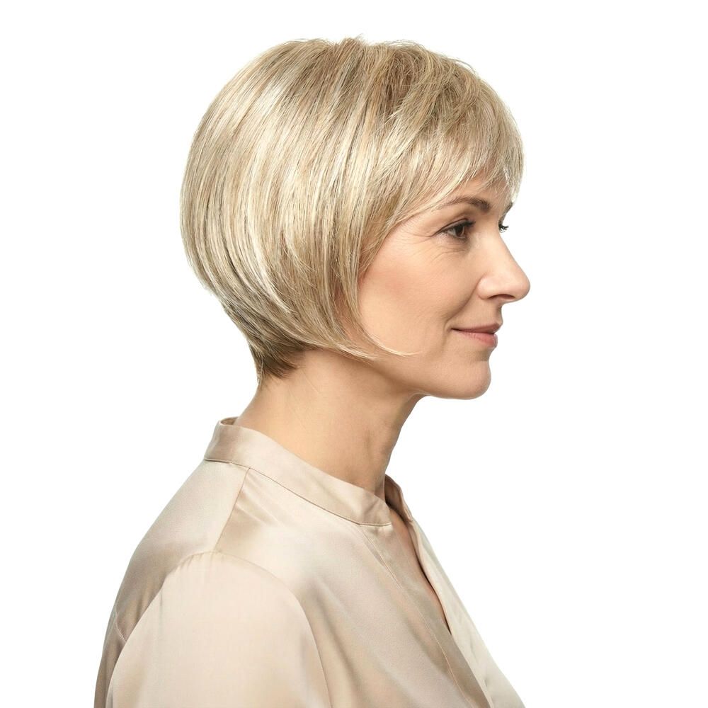 Perücke Victoria, blond, mit Pony. Frau mit Perücke, Seitenansicht. Kurzes, gestuftes Haar.
