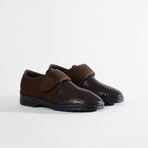 Beiger Damenschuh mit Klettverschluss und Schlangenmuster-Akzent.