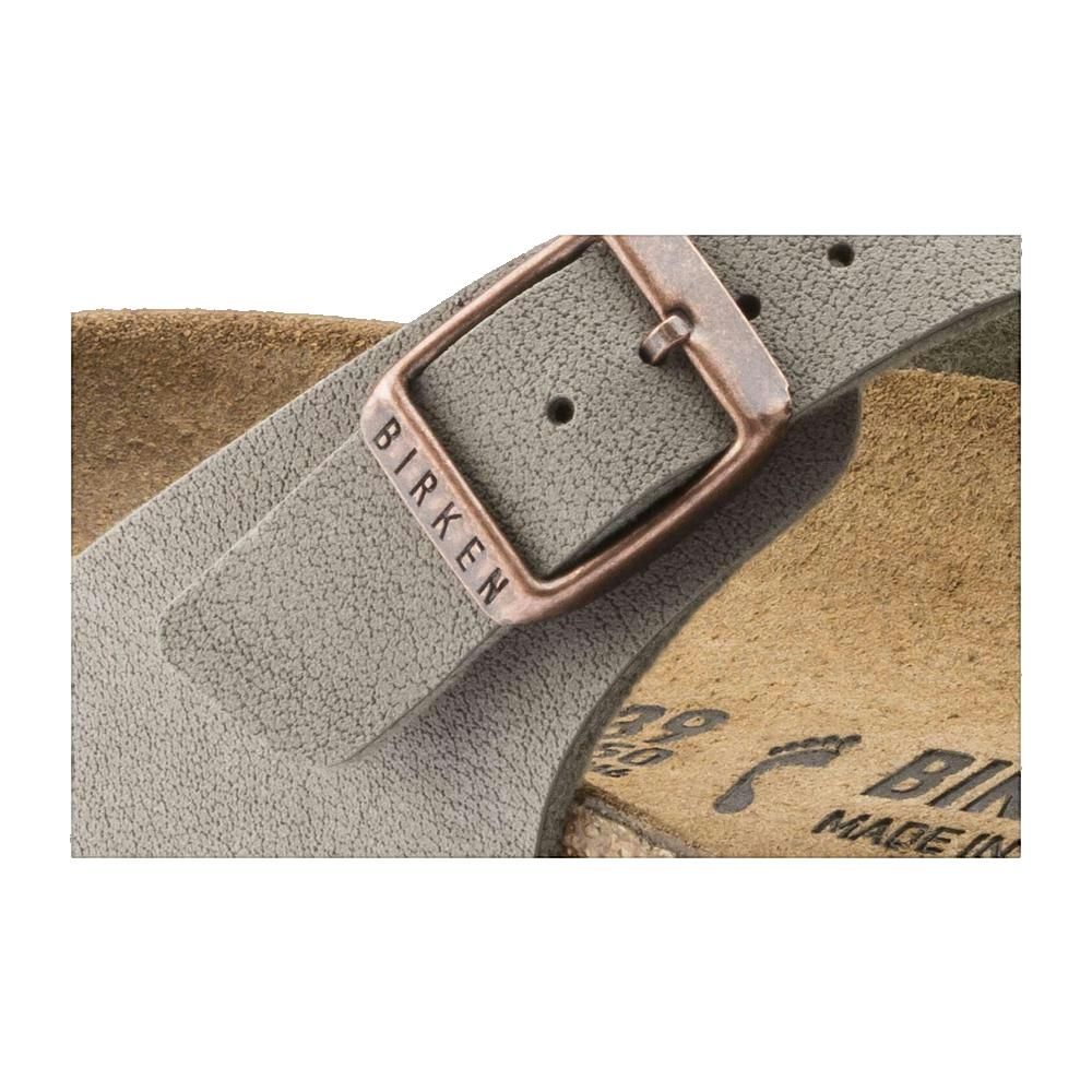 Dettaglio della fibbia con il marchio Birken. Pelle grigia. Plantare in sughero. Made in Germany.