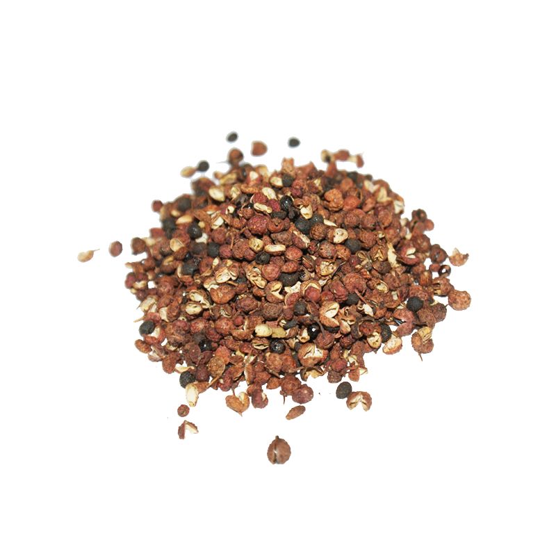 Haufen Szechuan Pfeffer, braun und schwarz, auf weißem Hintergrund. Einzelne Körner und Schalen sichtbar.