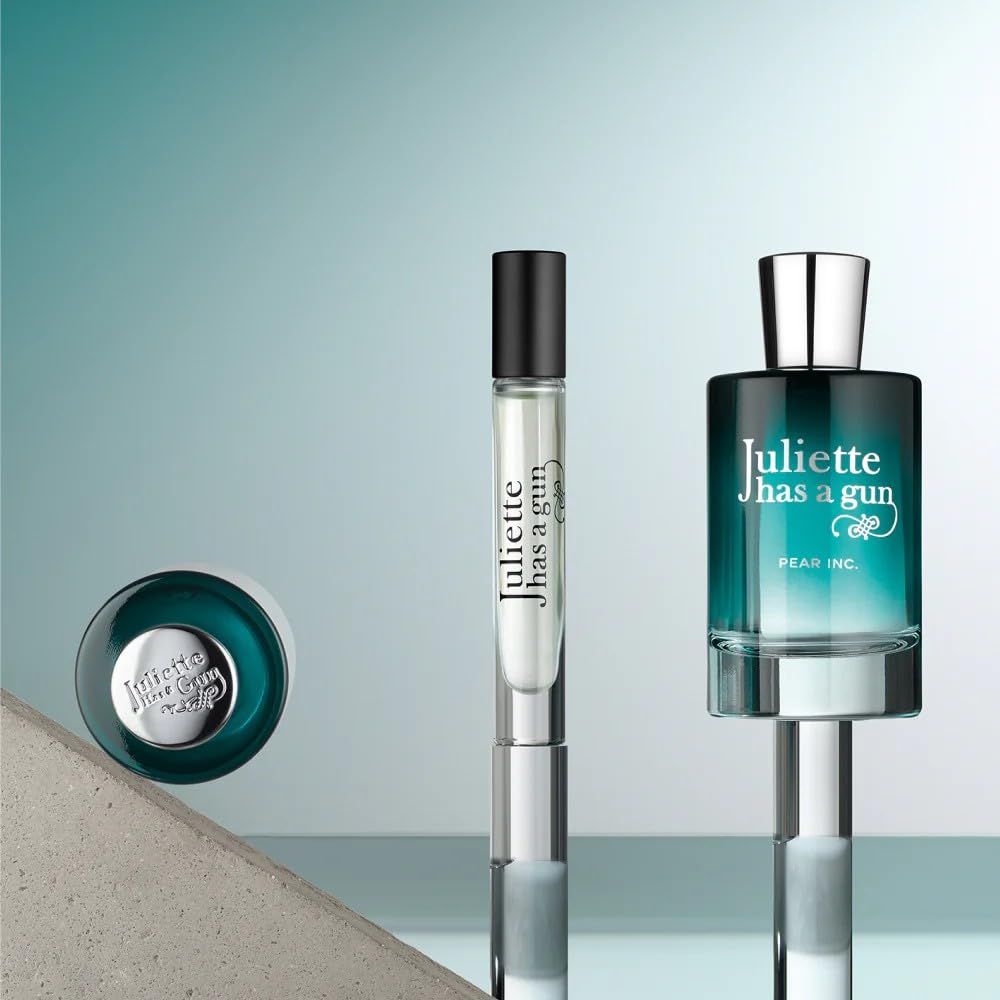 Parfümflakon, Zerstäuber und Deckel. Flakon: Juliette has a gun, Pear Inc. Zerstäuber: Juliette has a gun. Deckel.