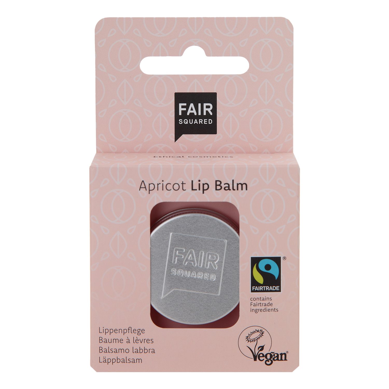 Lippenpflege in Kartonverpackung. Metallbehälter mit FAIR SQUARED Logo. Aufschrift: Apricot Lip Balm. Vegan und Fairtrade-Siegel.