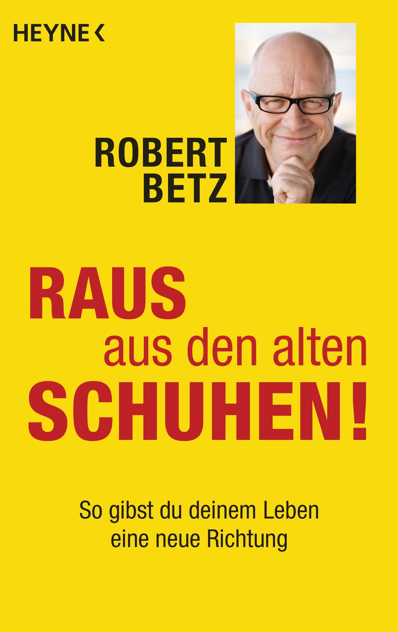 Buchcover mit gelbem Hintergrund. Titel: Raus aus den alten Schuhen! Autor: Robert Betz. Verlag: Heyne. Porträtfoto des Autors.