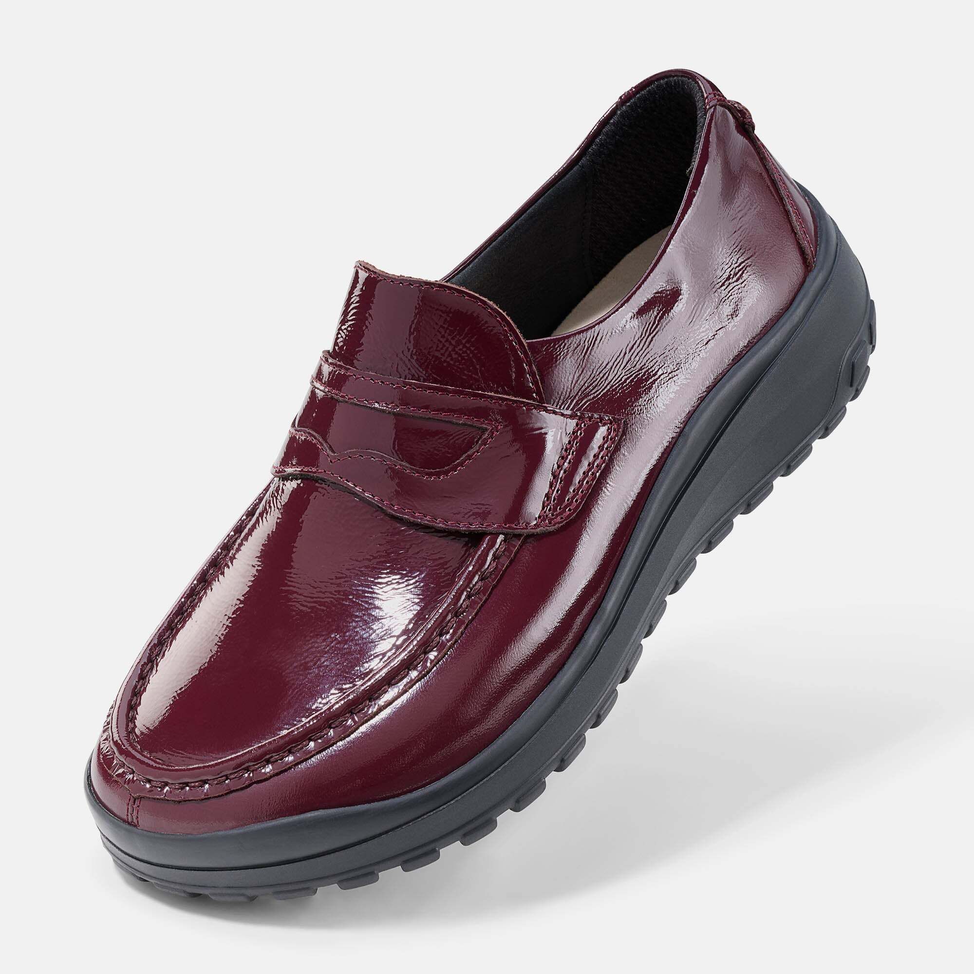 Ein bordeauxroter Damen-Slipper aus Lackleder mit breiter Passform, von der Seite gezeigt.