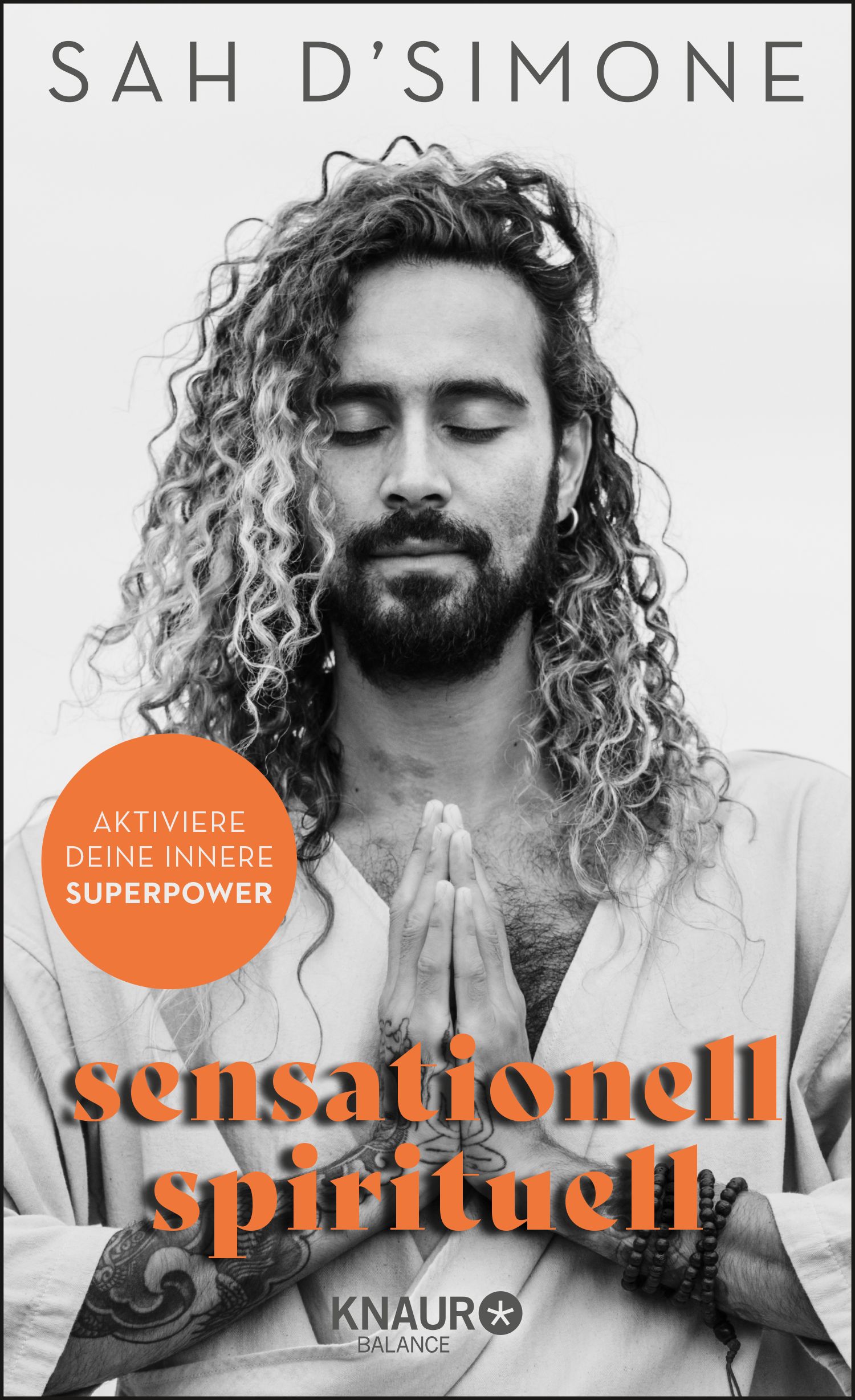 Buchcover: Titel "sensationell spirituell". Autor: Sah D'Simone. Orangefarbener Kreis mit Text. Mann mit gekreuzten Händen.