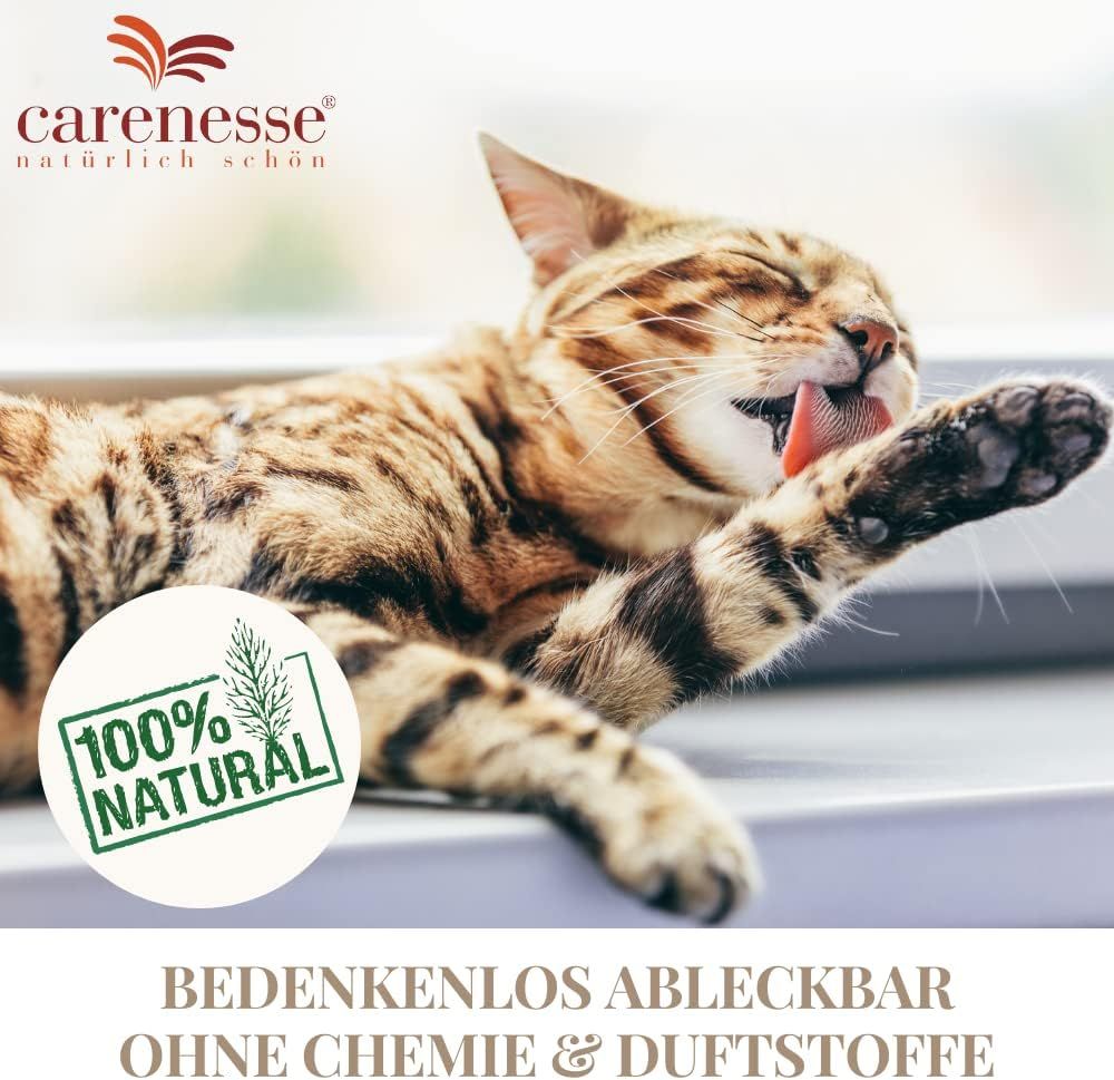 Katze putzt sich. Logo Carenesse. Text: Bedenkenlos ableckbar, ohne Chemie & Duftstoffe. 100% Natural-Siegel.