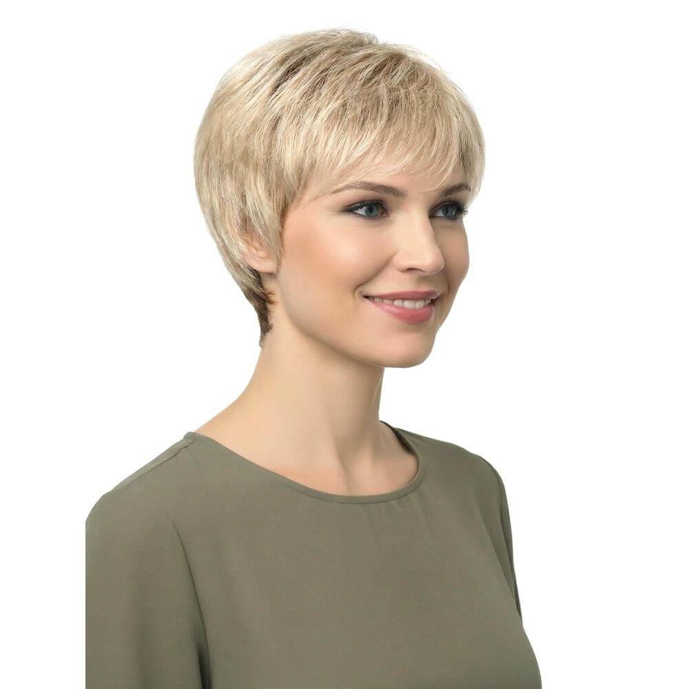 Kurzhaarperücke, blond, mit Pony. Frau trägt ein grünes Oberteil. Blickrichtung nach rechts.