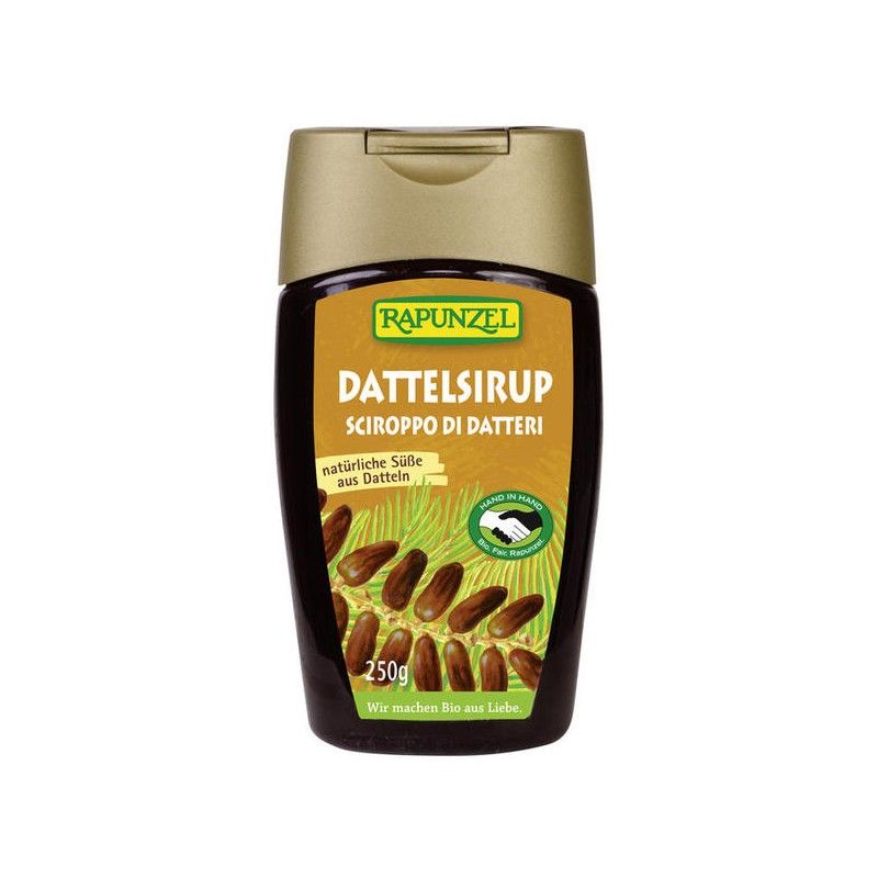 Bottiglia di sciroppo di datteri con tappo dorato. Scritta: Rapunzel, Dattelsirup, Sciroppo di Datteri. Illustrazione di datteri. Sigillo: Made in France.