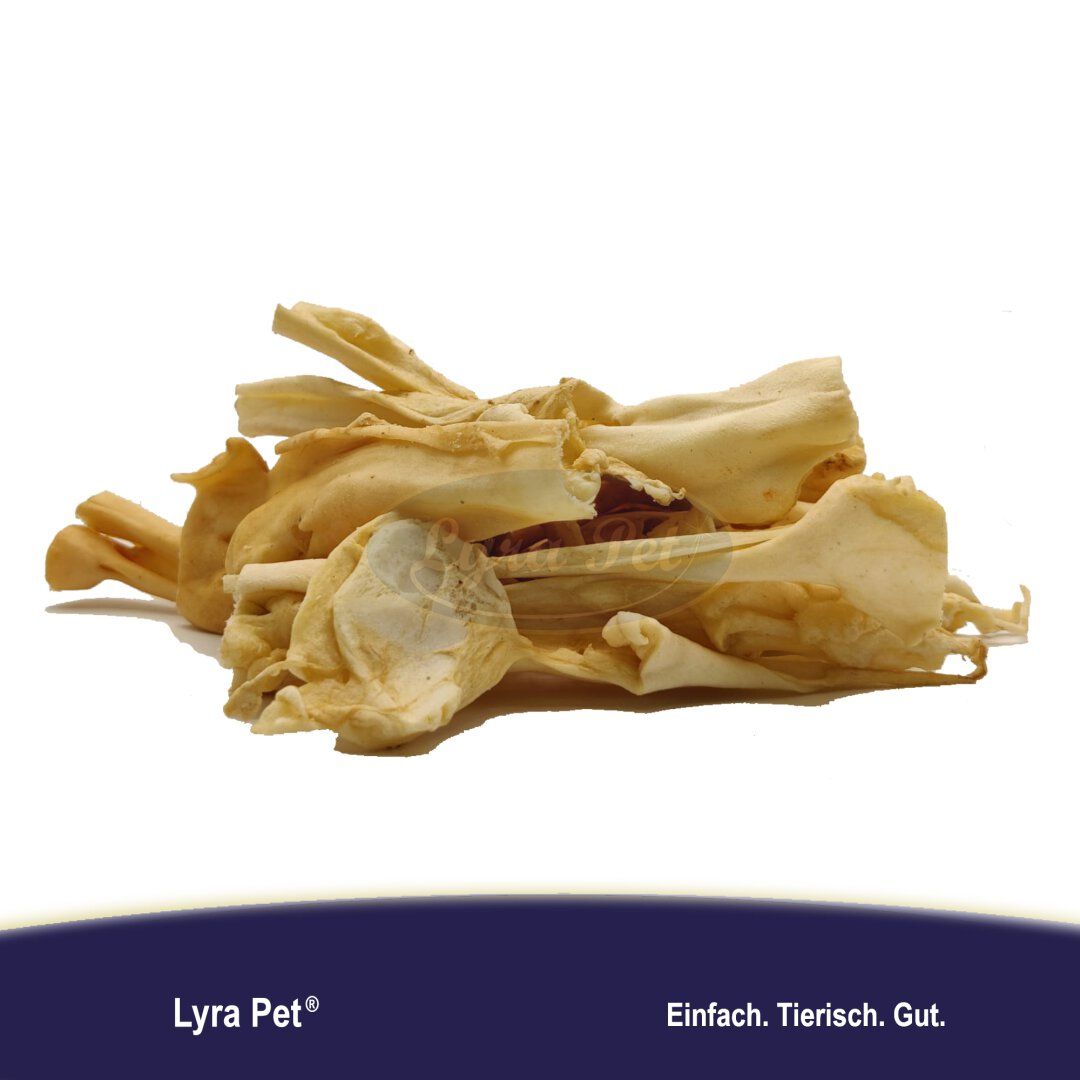 Haufen getrockneter Ziegenhaut. Produktname: Lyra Pet. Text: Einfach. Tierisch. Gut.