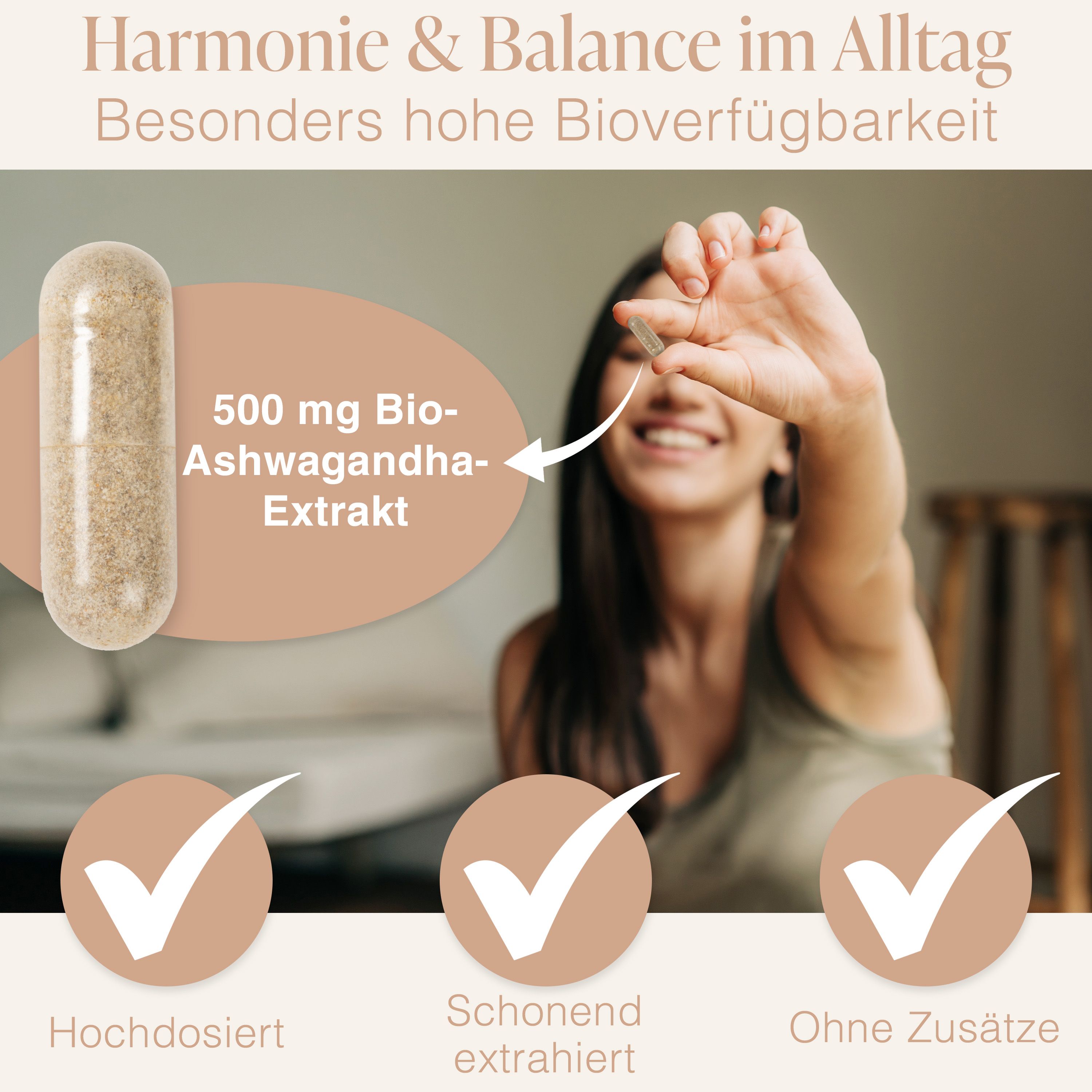 Frau hält Kapsel. 500 mg Bio-Ashwagandha-Extrakt. Hochdosiert, schonend extrahiert, ohne Zusätze. Hintergrund: lächelnde Frau.