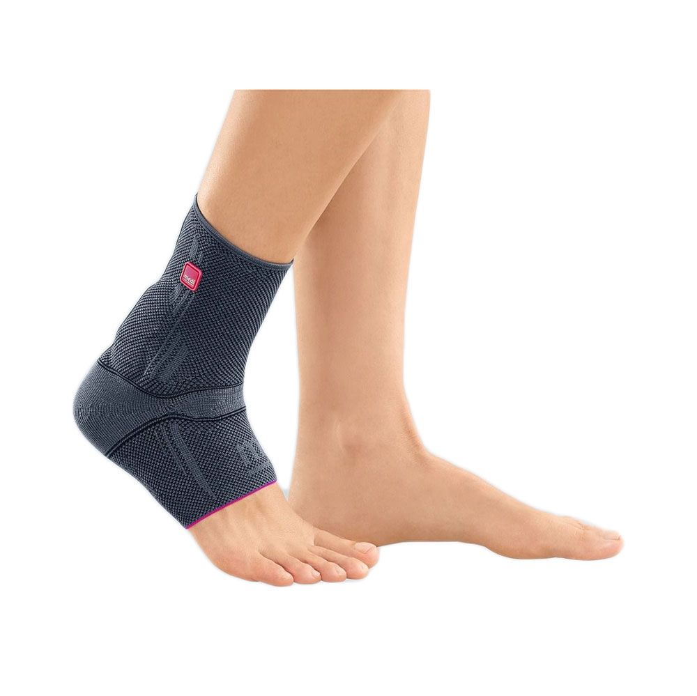 Achillessehnenbandage, dunkelgrau, am Knöchel getragen. Pinkfarbener Akzent. Logo sichtbar.