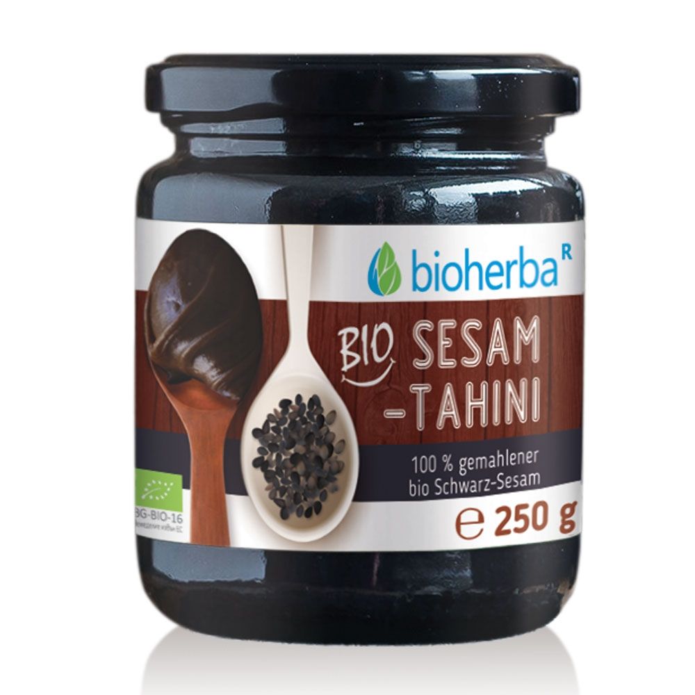 Glas mit schwarzem Sesam Tahini. Etikett mit Produktname, Logo und Inhaltsangaben. Bio-Siegel.