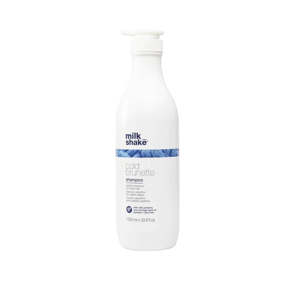 Weiße Shampoo-Flasche mit Pumpverschluss. Blaue Banderole mit Text. Aufschrift: milk_shake, cold brunette shampoo. 1000 ml.